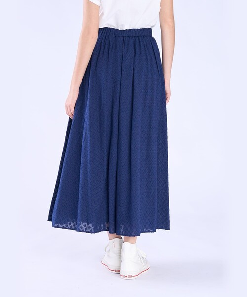 To b. by agnes b.（トゥービーバイアニエスベー）の「フラワー コットン カット ジャカード スカート（スカート・レディース・ネイビー・36）」の4枚目の写真
