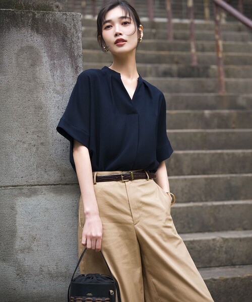 23区 S(ニジュウサンクチイサイサイズ)の「ストレッチジョーゼット キーネック ブラウス(Tシャツ/カットソー・レディース・ダークブラウン系/ライトグリーン系/ネイビー系/ベージュ系・32)」の9枚目の写真