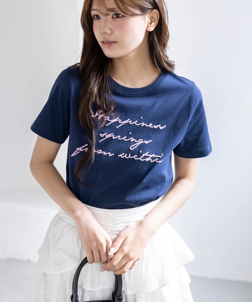 CLEAR BASIC（クリアベーシック）の「コード刺繍Tシャツ［骨格ウェーブ/コンパクト/きれいめカジュアル/半袖/ベーシック］（Tシャツ/カットソー・レディース・ホワイト系その他2/オフホワイト/サックスブルー/ブラック/ネイビー・F）」の4枚目の写真