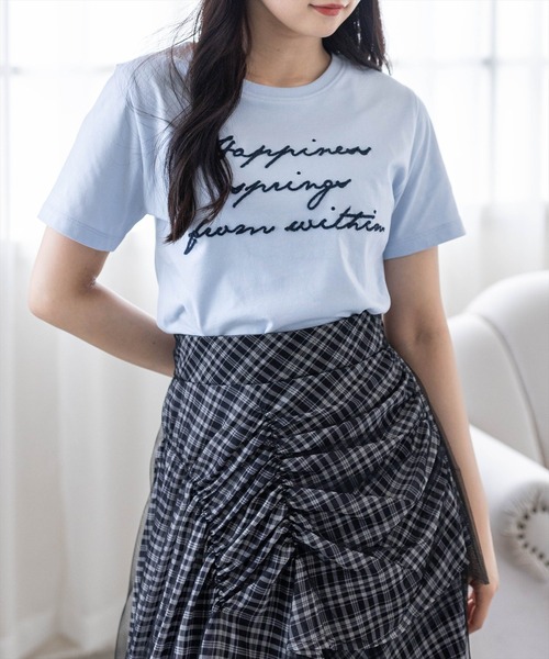 CLEAR BASIC（クリアベーシック）の「コード刺繍Tシャツ［骨格ウェーブ/コンパクト/きれいめカジュアル/半袖/ベーシック］（Tシャツ/カットソー・レディース・ホワイト系その他2/オフホワイト/サックスブルー/ブラック/ネイビー・F）」の5枚目の写真