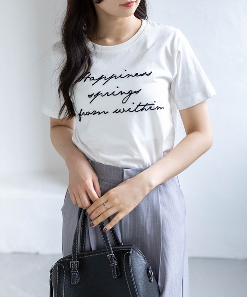CLEAR BASIC（クリアベーシック）の「コード刺繍Tシャツ［骨格ウェーブ/コンパクト/きれいめカジュアル/半袖/ベーシック］（Tシャツ/カットソー・レディース・ホワイト系その他2/オフホワイト/サックスブルー/ブラック/ネイビー・F）」の2枚目の写真