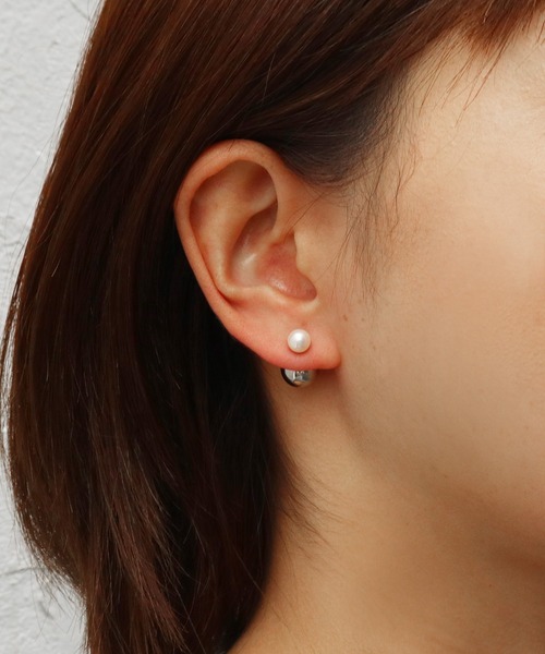 Seashore Uwajima Akoya Pearls(シーショアウワジマアコヤシンジュ)の「メタルピアスキャッチ付 あこや真珠 ピアス(ピアス(両耳用)・レディース・ホワイト×シルバー・ONESIZE)」の3枚目の写真