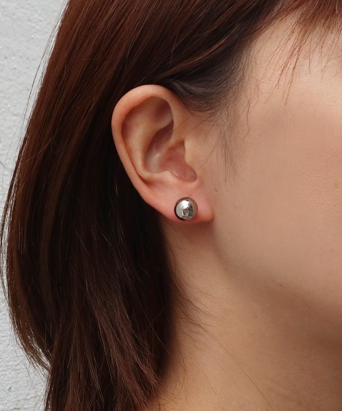 Seashore Uwajima Akoya Pearls(シーショアウワジマアコヤシンジュ)の「メタルピアスキャッチ付 あこや真珠 ピアス(ピアス(両耳用)・レディース・ホワイト×シルバー・ONESIZE)」の4枚目の写真
