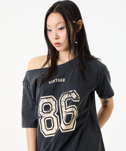 UNKNOWN PLANET（アンノウンプラネット）の「ヴィンテージクラック86オフショルダーオーバーティーシャツブラック（Tシャツ/カットソー・レディース・その他・FREE）」の2枚目の写真