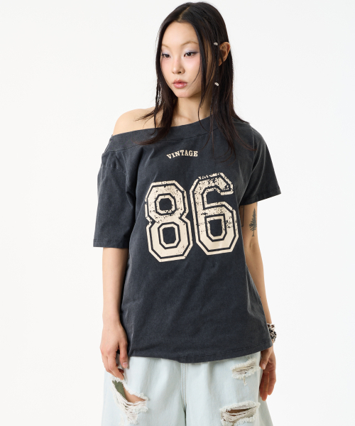 UNKNOWN PLANET（アンノウンプラネット）の「ヴィンテージクラック86オフショルダーオーバーティーシャツブラック（Tシャツ/カットソー・レディース・その他・FREE）」の3枚目の写真