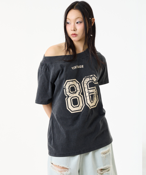 UNKNOWN PLANET（アンノウンプラネット）の「ヴィンテージクラック86オフショルダーオーバーティーシャツブラック（Tシャツ/カットソー・レディース・その他・FREE）」の5枚目の写真