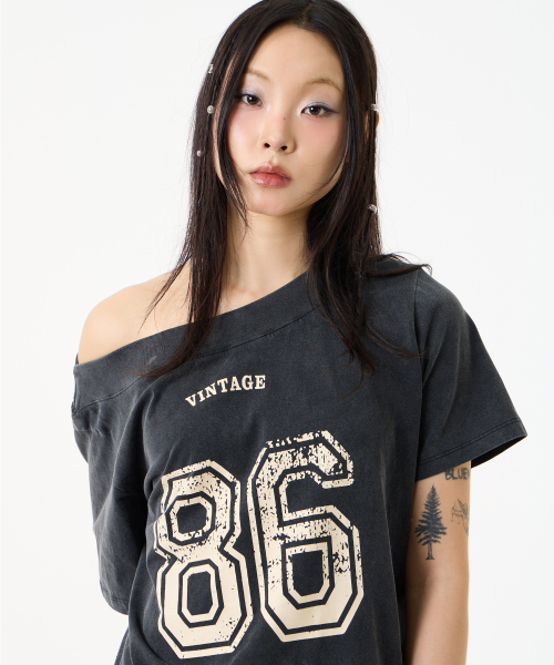 UNKNOWN PLANET（アンノウンプラネット）の「ヴィンテージクラック86オフショルダーオーバーティーシャツブラック（Tシャツ/カットソー・レディース・その他・FREE）」の7枚目の写真