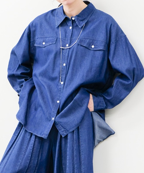 DOLLUPOOPS(ドールアップウップス)の「バックプリーツデニムシャツ(Tシャツ/カットソー・レディース・ネイビー・38)」の1枚目の写真