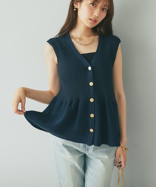 La boutique BonBon（ラブティックボンボン）の「【1枚で決まるトレンドペプラム】ペプラムラメノースリニット（ニット/セーター・レディース・ネイビー/サックスブルー/ピンク・FREE）」の9枚目の写真