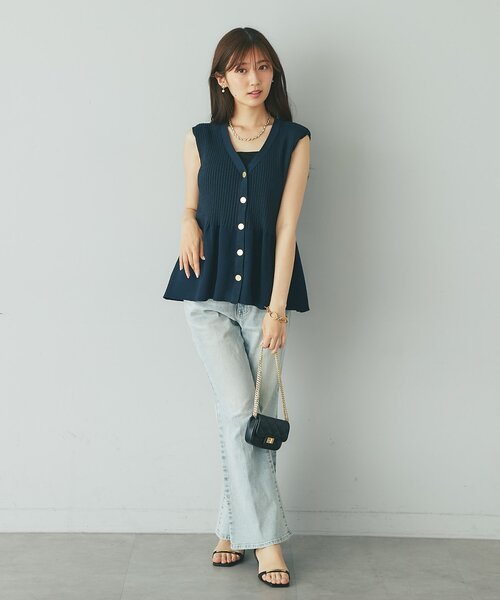 La boutique BonBon（ラブティックボンボン）の「【1枚で決まるトレンドペプラム】ペプラムラメノースリニット（ニット/セーター・レディース・ネイビー/サックスブルー/ピンク・FREE）」の21枚目の写真