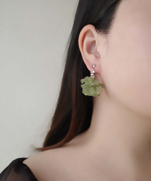 CERCA(チェルカ)の「jolie minette/ボリューム フリル キラキラ シルバーイヤリング/アレルギー対応(イヤリング・レディース・アクア/パープル/グリーン/ブラック・FREE)」の3枚目の写真