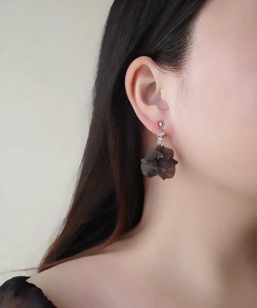 CERCA(チェルカ)の「jolie minette/ボリューム フリル キラキラ シルバーイヤリング/アレルギー対応(イヤリング・レディース・アクア/パープル/グリーン/ブラック・FREE)」の6枚目の写真