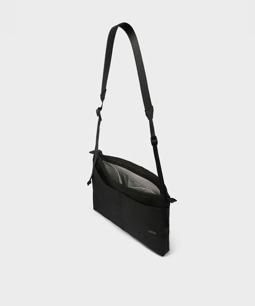 ESTNATION（エストネーション）の「Urth / Utility Sacoche Bag（トートバッグ・メンズ・ブラック・FREE）」の4枚目の写真