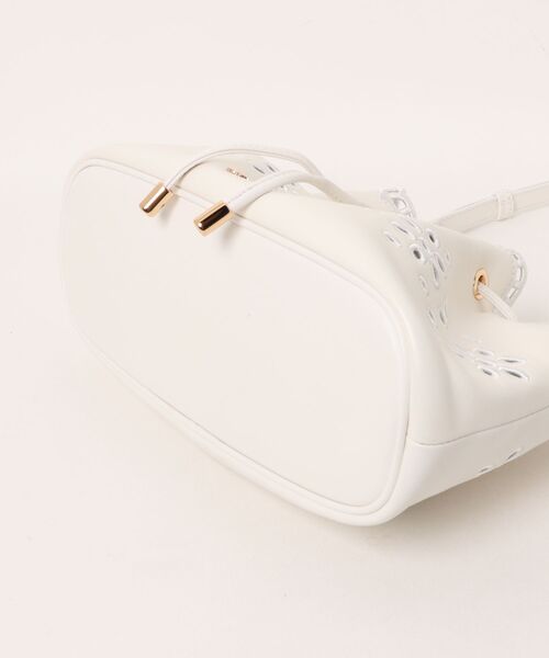 CHARLES & KEITH(チャールズ & キース)の「レザー エンブロイダリー バケツバッグ(ショルダーバッグ・レディース・ホワイト/ライトブラウン・S)」の11枚目の写真