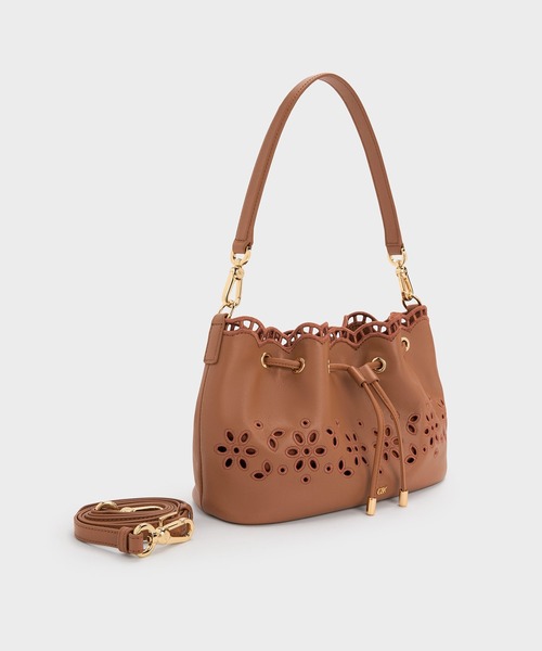CHARLES & KEITH(チャールズ & キース)の「レザー エンブロイダリー バケツバッグ(ショルダーバッグ・レディース・ホワイト/ライトブラウン・S)」の7枚目の写真