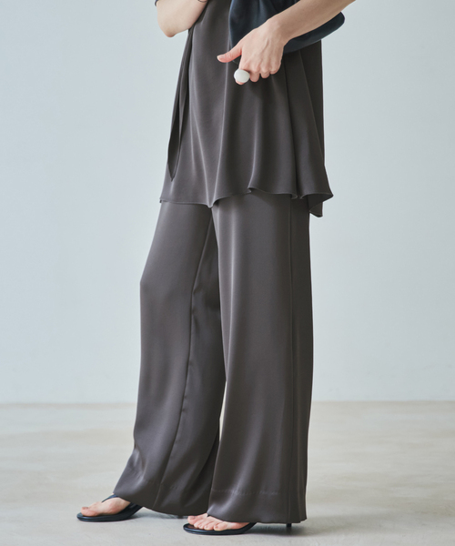 plage(プラージュ)の「dull satin straight パンツ(その他パンツ・レディース・タン/チャコールグレー/ブラック・34/38/36/32)」の2枚目の写真