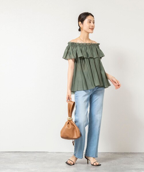 NOLLEY’S Sophi(ノーリーズソフィ)の「《セットアップ対応》【BECシリーズ】ウォッシャブルシアーローンオフショルブラウス(シャツ/ブラウス・レディース・オリーブ/ライトブルー/ブラック・38)」の4枚目の写真