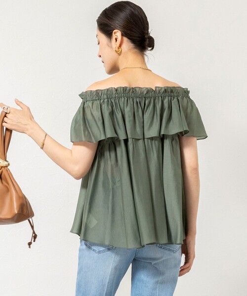NOLLEY’S Sophi(ノーリーズソフィ)の「《セットアップ対応》【BECシリーズ】ウォッシャブルシアーローンオフショルブラウス(シャツ/ブラウス・レディース・オリーブ/ライトブルー/ブラック・38)」の6枚目の写真