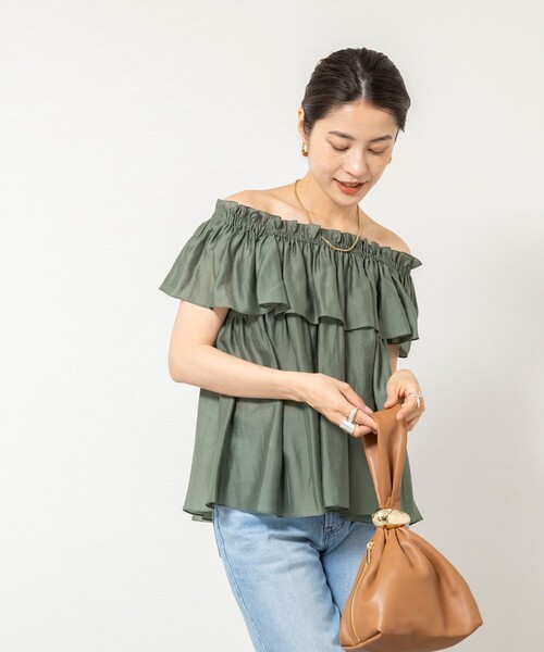 NOLLEY’S Sophi(ノーリーズソフィ)の「《セットアップ対応》【BECシリーズ】ウォッシャブルシアーローンオフショルブラウス(シャツ/ブラウス・レディース・オリーブ/ライトブルー/ブラック・38)」の8枚目の写真
