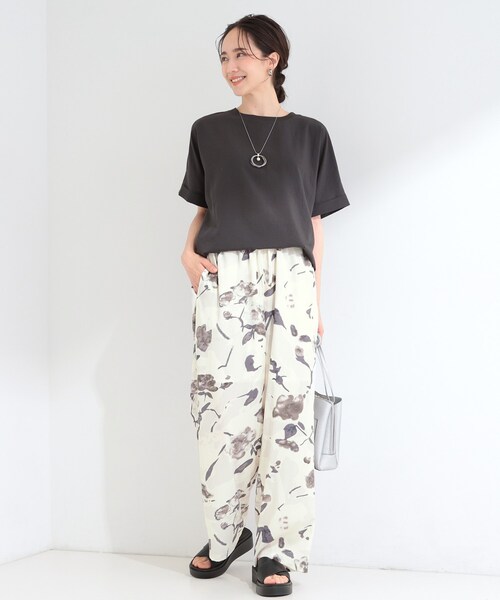 SHOO・LA・RUE(シューラルー)の「【ひんやり/S-LL/洗濯機可】無地コーデのアクセントに 水彩フラワープリントイージーワイドパンツ(その他パンツ・レディース・ホワイト系9/ダークブラウン系6/ネイビー系5・01/02/03/04)」の6枚目の写真