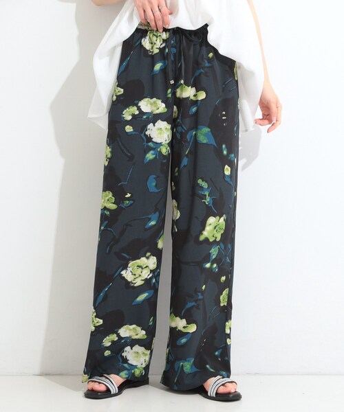 SHOO・LA・RUE(シューラルー)の「【ひんやり/S-LL/洗濯機可】無地コーデのアクセントに 水彩フラワープリントイージーワイドパンツ(その他パンツ・レディース・ホワイト系9/ダークブラウン系6/ネイビー系5・01/02/03/04)」の13枚目の写真