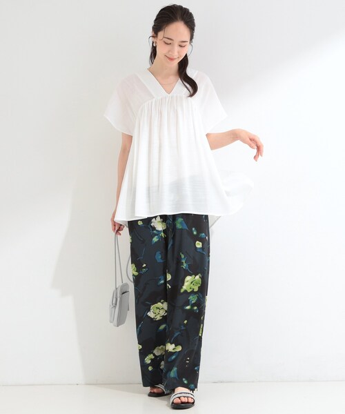 SHOO・LA・RUE(シューラルー)の「【ひんやり/S-LL/洗濯機可】無地コーデのアクセントに 水彩フラワープリントイージーワイドパンツ(その他パンツ・レディース・ホワイト系9/ダークブラウン系6/ネイビー系5・01/02/03/04)」の14枚目の写真