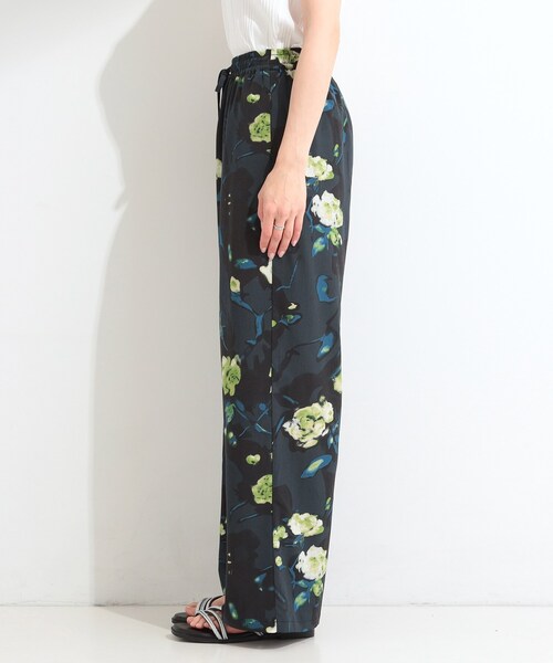 SHOO・LA・RUE(シューラルー)の「【ひんやり/S-LL/洗濯機可】無地コーデのアクセントに 水彩フラワープリントイージーワイドパンツ(その他パンツ・レディース・ホワイト系9/ダークブラウン系6/ネイビー系5・01/02/03/04)」の17枚目の写真