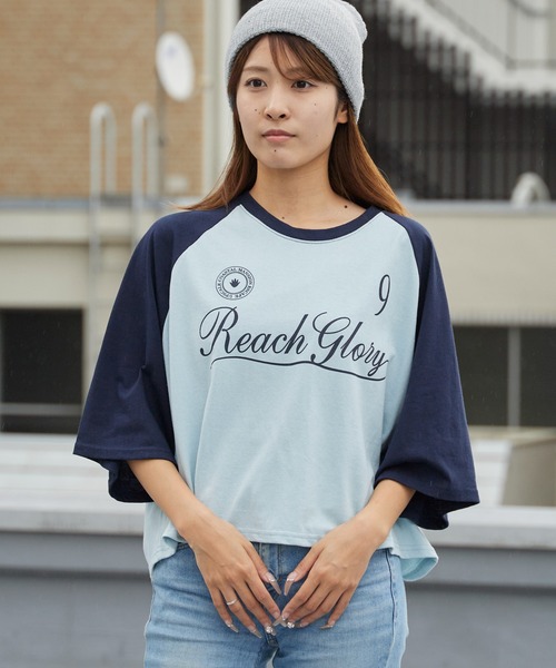 Chick(チック)の「Printed Design Raglan-Sleeve Cropped T-Shirt / プリントデザイン ラグランスリーブ クロップド丈Tシャツ スポーティ 韓国 2026年 夏 夏服 レディース(Tシャツ/カットソー・レディース・ブラック/ネイビー/レッド・FREE)」の2枚目の写真