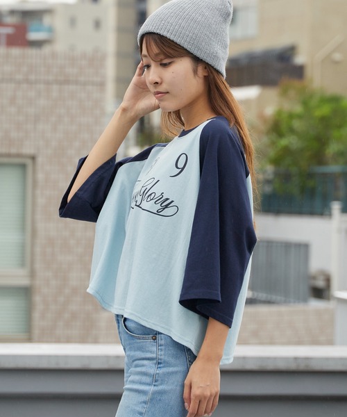 Chick(チック)の「Printed Design Raglan-Sleeve Cropped T-Shirt / プリントデザイン ラグランスリーブ クロップド丈Tシャツ スポーティ 韓国 2026年 夏 夏服 レディース(Tシャツ/カットソー・レディース・ブラック/ネイビー/レッド・FREE)」の4枚目の写真