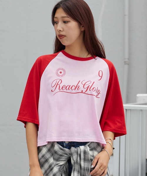 Chick(チック)の「Printed Design Raglan-Sleeve Cropped T-Shirt / プリントデザイン ラグランスリーブ クロップド丈Tシャツ スポーティ 韓国 2026年 夏 夏服 レディース(Tシャツ/カットソー・レディース・ブラック/ネイビー/レッド・FREE)」の12枚目の写真