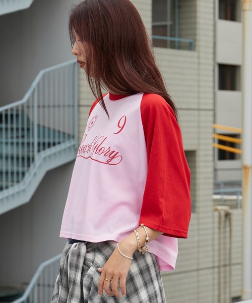 Chick(チック)の「Printed Design Raglan-Sleeve Cropped T-Shirt / プリントデザイン ラグランスリーブ クロップド丈Tシャツ スポーティ 韓国 2026年 夏 夏服 レディース(Tシャツ/カットソー・レディース・ブラック/ネイビー/レッド・FREE)」の11枚目の写真