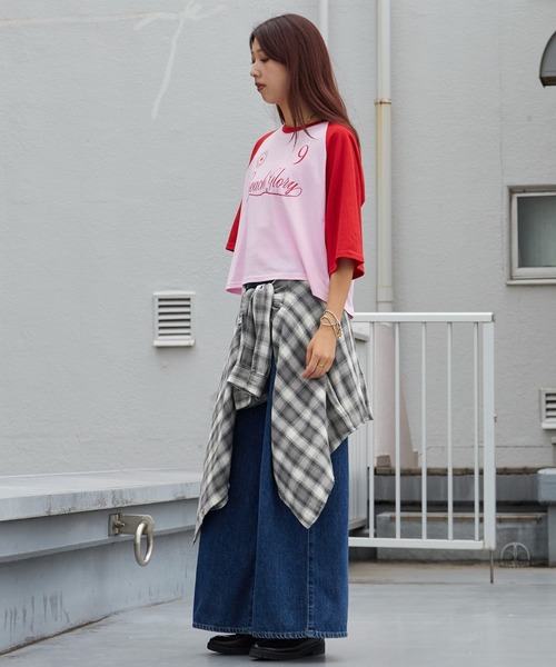 Chick(チック)の「Printed Design Raglan-Sleeve Cropped T-Shirt / プリントデザイン ラグランスリーブ クロップド丈Tシャツ スポーティ 韓国 2026年 夏 夏服 レディース(Tシャツ/カットソー・レディース・ブラック/ネイビー/レッド・FREE)」の9枚目の写真