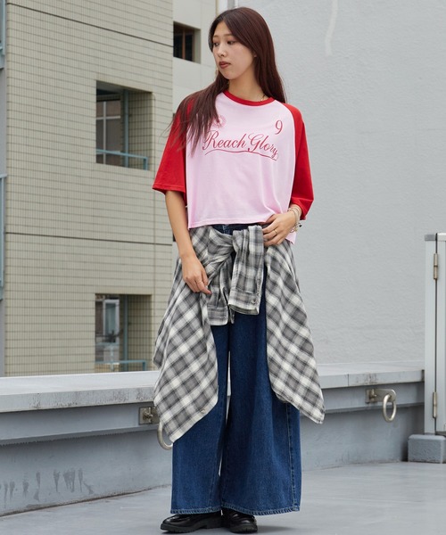 Chick(チック)の「Printed Design Raglan-Sleeve Cropped T-Shirt / プリントデザイン ラグランスリーブ クロップド丈Tシャツ スポーティ 韓国 2026年 夏 夏服 レディース(Tシャツ/カットソー・レディース・ブラック/ネイビー/レッド・FREE)」の8枚目の写真