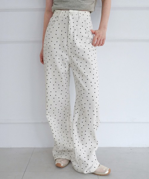 by muni:r(バイ ムニール)の「フラワードット ストレートデニムパンツ/2026 AW COLLECTION(その他パンツ・レディース・ホワイト・MEDIUM/SMALL)」の1枚目の写真