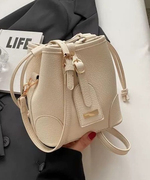 Lips(リップス)の「ころんとした巾着フォルムが可愛い!毎日使いたくなる上品ショルダーバッグ(ショルダーバッグ・レディース・ブラック/アイボリー・FREE)」の3枚目の写真