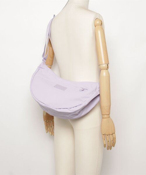 JANSPORT(ジャンスポーツ)の「【JANSPORT】UNPHASED CROSSBODY LARGE - SOFT NYLON PASTEL LILAC(ボディバッグ/ウエストポーチ・メンズ・ライラック・FREE)」の2枚目の写真