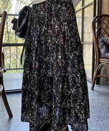 繊細な小花柄とプリーツが映える、大人フェミニンなティアードロングスカート