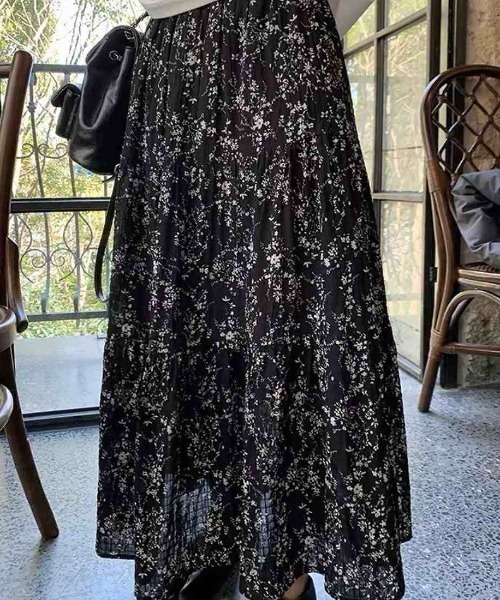 Forcement(フォースメント)の「繊細な小花柄とプリーツが映える、大人フェミニンなティアードロングスカート(スカート・レディース・ブラック・FREE)」の1枚目の写真