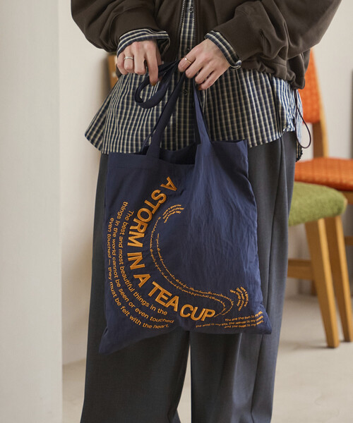Firsthand(ファーストハンド)の「Firsthand/ファーストハンド Embroidered Message Tote【限定展開】 / 刺繍 メッセージ メッセージ トート(トートバッグ・レディース・イエロー/ピンク/ネイビー/ブラウン・ONE SIZE)」の3枚目の写真