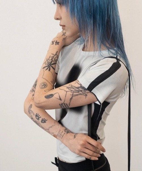 L.H.P(エルエイチピー)の「DOGMA EHKS/ドグマエークス/CROSS CROP SHORT SLEEVE(Tシャツ/カットソー・レディース・ブラック/グレー・F)」の18枚目の写真