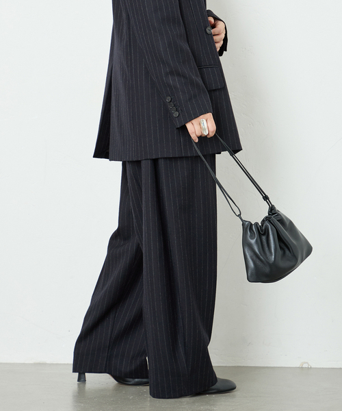 journal standard L'essage(ジャーナルスタンダードレサージュ)の「Wサキソニー2タックワイドパンツ(スラックス・レディース・ネイビー/ベージュ・38/36)」の11枚目の写真