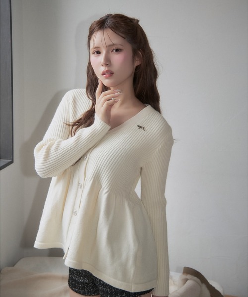 TITTY&CO.(ティティーアンドコー)の「ラメペプラムビジューニット(カーディガン/ボレロ・レディース・アイボリー/ブラウン/グレー・FREE)」の2枚目の写真