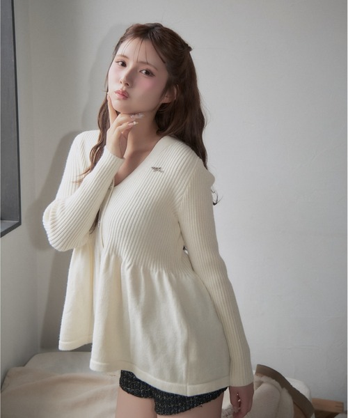 TITTY&CO.(ティティーアンドコー)の「ラメペプラムビジューニット(カーディガン/ボレロ・レディース・アイボリー/ブラウン/グレー・FREE)」の4枚目の写真