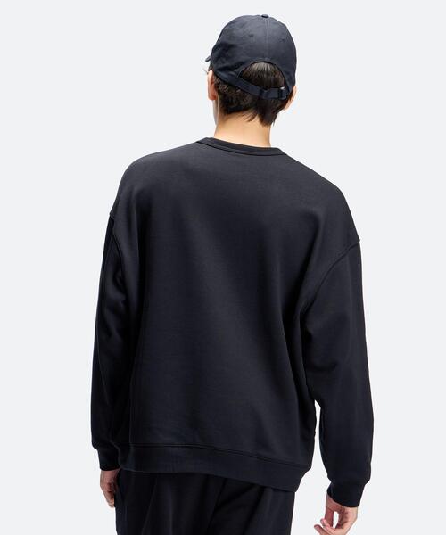 UNDER ARMOUR(アンダーアーマー)の「UAエッセンシャル テリー パッチ クルー(ライフスタイル/メンズ)(スウェット・メンズ・ブラック系・L/XL/2XL/S/M)」の2枚目の写真