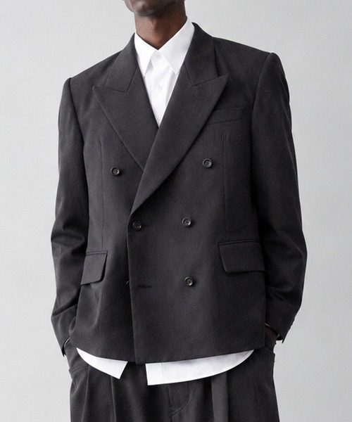 UJOH(ウジョー)の「【UJOH HOMME】Low Gorge Peaked Lapel JKT(テーラードジャケット・メンズ・ブラック/グレー・4/5)」の2枚目の写真