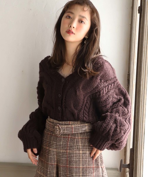 one after another NICE CLAUP(ワンアフターアナザーナイスクラップ)の「ハートキュンケーブルニットカーディガン(カーディガン/ボレロ・レディース・アイボリー/ベージュ/サックスブルー/ピンク/ラベンダー/ブラウン・FREE)」の2枚目の写真