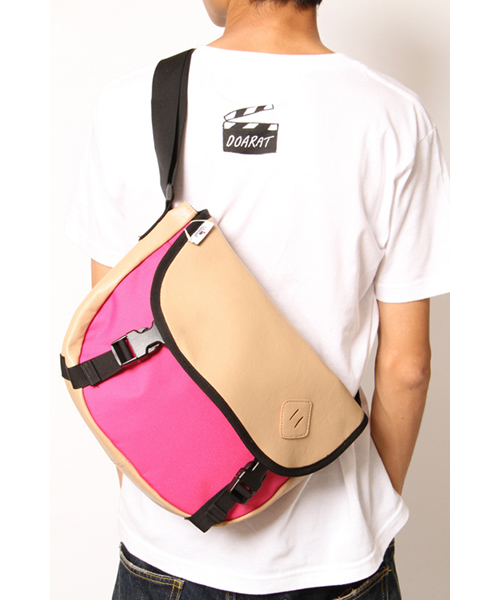 DOARAT（ドゥアラット）の「COMBINATION MESSENGER（メッセンジャーバッグ・メンズ・イエロー/ライム/ピンク/ブラック・FREE）」の4枚目の写真