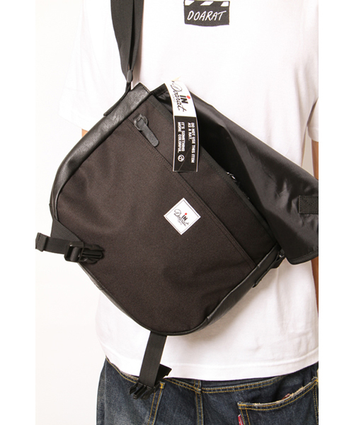 DOARAT（ドゥアラット）の「COMBINATION MESSENGER（メッセンジャーバッグ・メンズ・イエロー/ライム/ピンク/ブラック・FREE）」の5枚目の写真