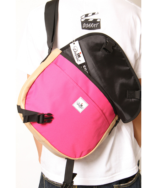 DOARAT（ドゥアラット）の「COMBINATION MESSENGER（メッセンジャーバッグ・メンズ・イエロー/ライム/ピンク/ブラック・FREE）」の7枚目の写真