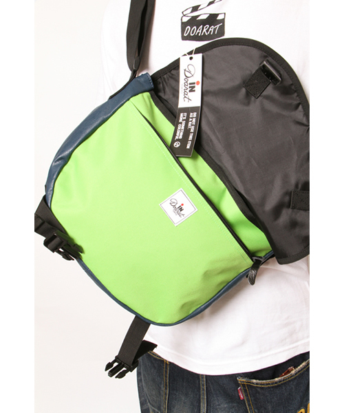 DOARAT（ドゥアラット）の「COMBINATION MESSENGER（メッセンジャーバッグ・メンズ・イエロー/ライム/ピンク/ブラック・FREE）」の8枚目の写真